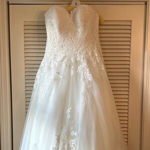 NEW Allure Romance Wedding Gown, White, Size 18